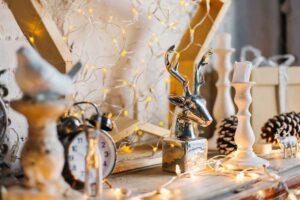 Komoda zaplněná zlatými a dekorativními předměty bez funkce, které zahlcují prostor