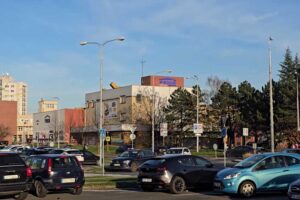 Obchodní dům Prior v Orlové obklopený parkovištěm a městským provozem.