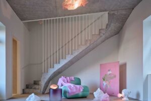 Vstupní prostor domu s původním schodištěm a moderními zásahy do historické struktury