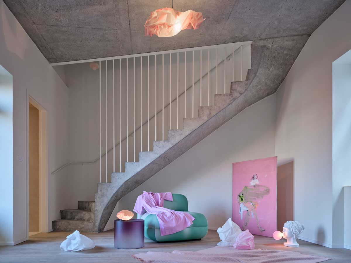 Vstupní prostor domu s původním schodištěm a moderními zásahy do historické struktury