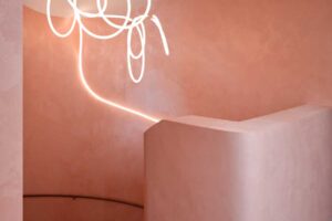 Detail štukové omítky v pudrových odstínech ve společných prostorách pavlačového domu