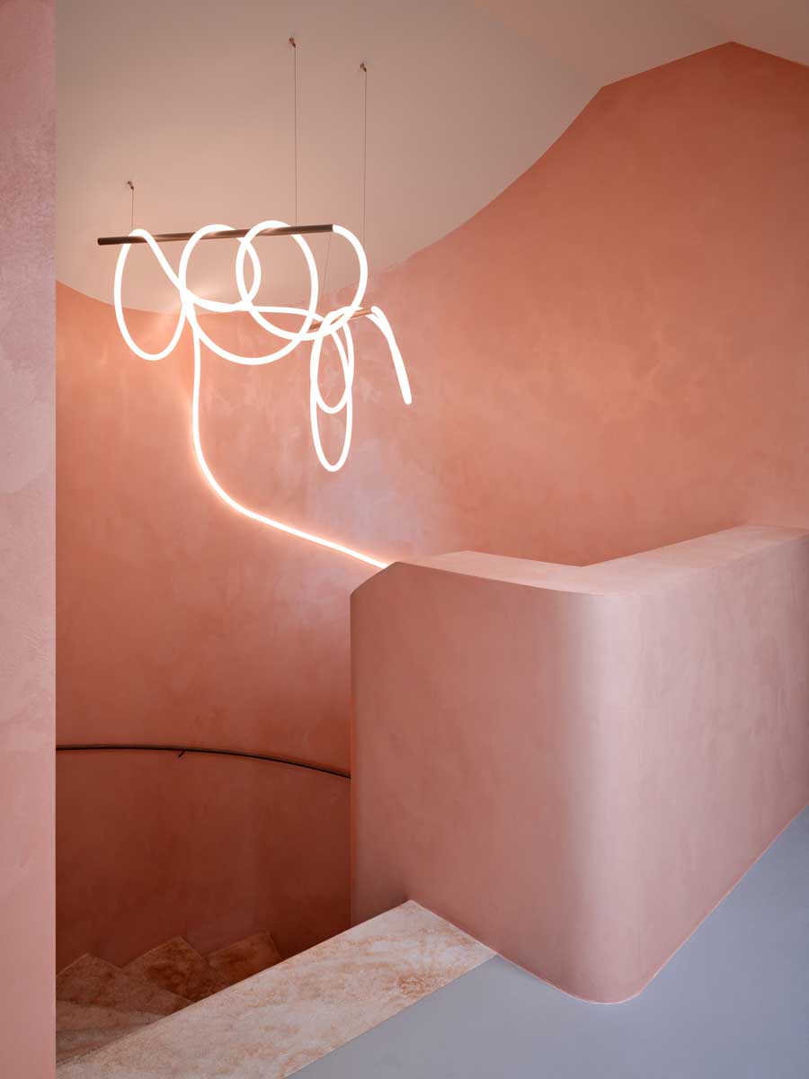 Detail štukové omítky v pudrových odstínech ve společných prostorách pavlačového domu