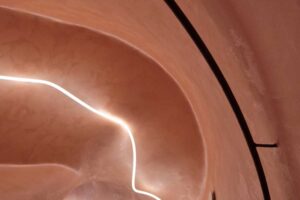 Detail nepravidelné štukové omítky inspirované dobovou malbou v chodbách domu