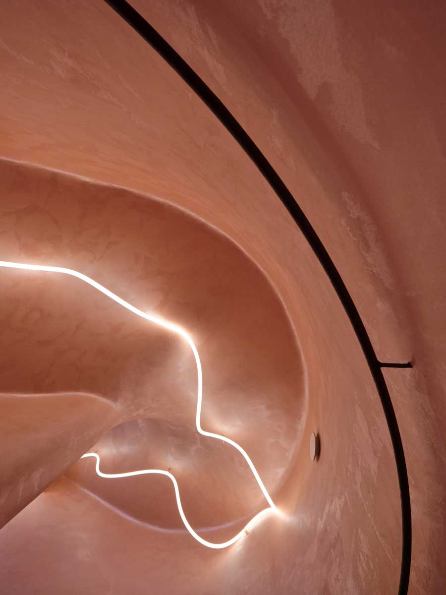 Detail nepravidelné štukové omítky inspirované dobovou malbou v chodbách domu