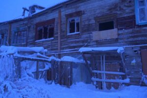 Původní dřevěná zástavba v Jakutsku dokládá dlouhodobé přizpůsobení klimatu.