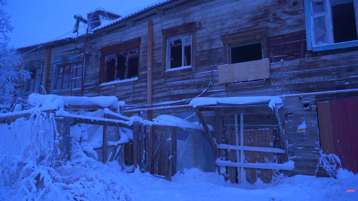 Původní dřevěná zástavba v Jakutsku dokládá dlouhodobé přizpůsobení klimatu.