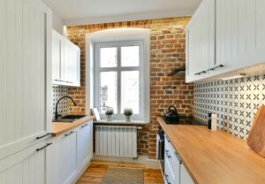 Staré trámy, cihly a štuk nejsou přežitek. Moderním interiérům dávají to, co novostavby postrádají