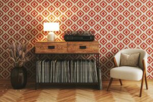 Retro tapeta se vzorem sedmdesátých let jako výrazný prvek obývacího pokoje