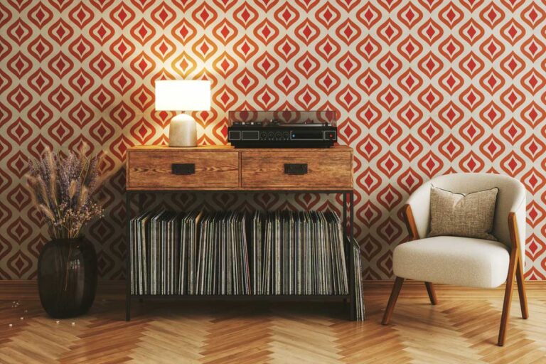 Retro tapeta se vzorem sedmdesátých let jako výrazný prvek obývacího pokoje