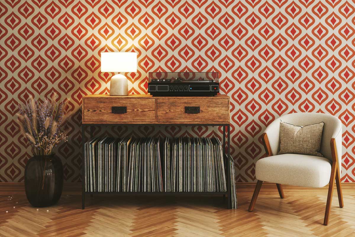 Retro tapeta se vzorem sedmdesátých let jako výrazný prvek obývacího pokoje