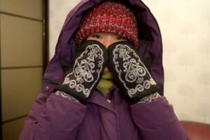 Tradiční rukavice s místním vzorem chrání obyvatele Jakutska před omrzlinami.