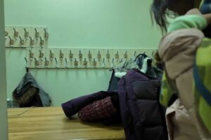 Šatna v nákupním centru v Jakutsku umožňuje odložit těžké zimní oblečení.