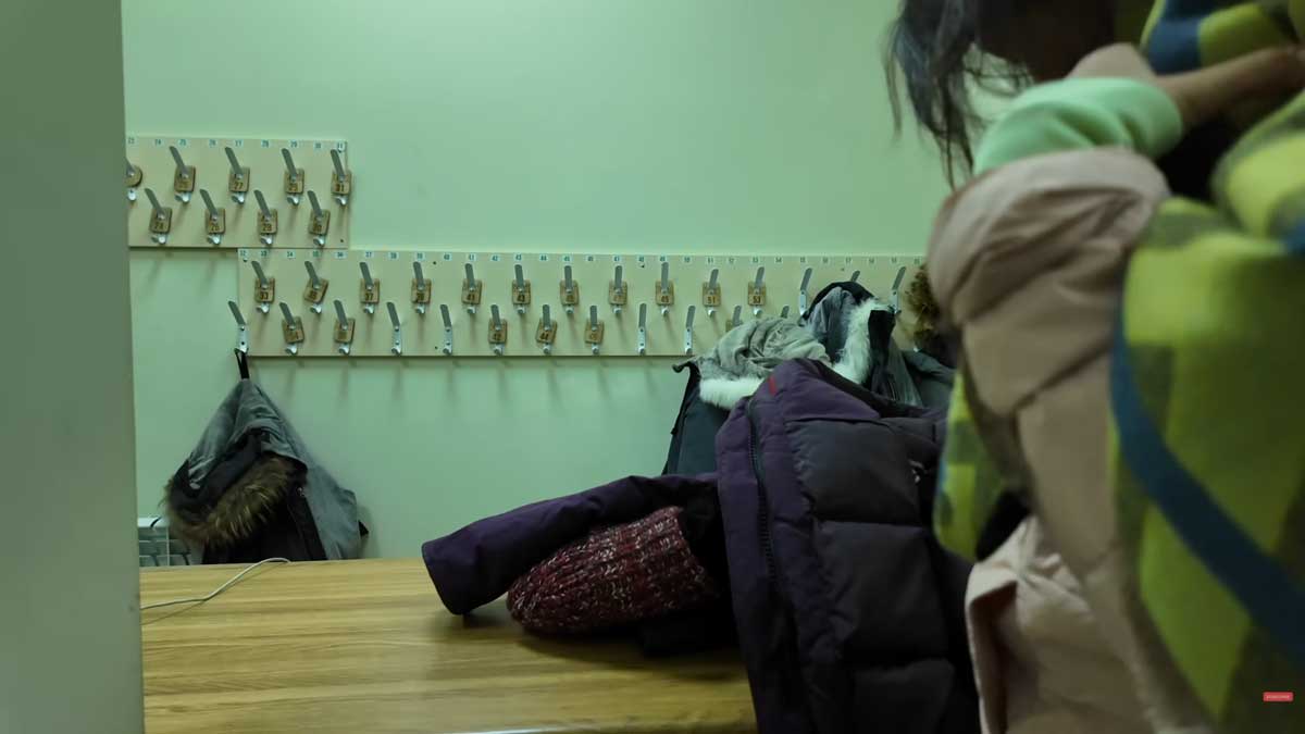 Šatna v nákupním centru v Jakutsku umožňuje odložit těžké zimní oblečení.