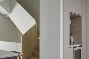 Schodiště jako centrální prvek interiéru propojující jednotlivé úrovně domu přirozeným světlem