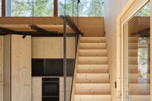 Dřevěné schodiště vedoucí do otevřené galerie ateliéru