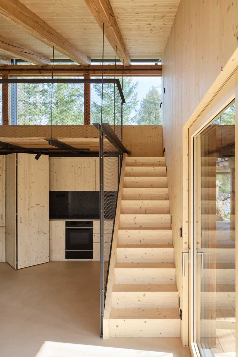 Dřevěné schodiště vedoucí do otevřené galerie ateliéru