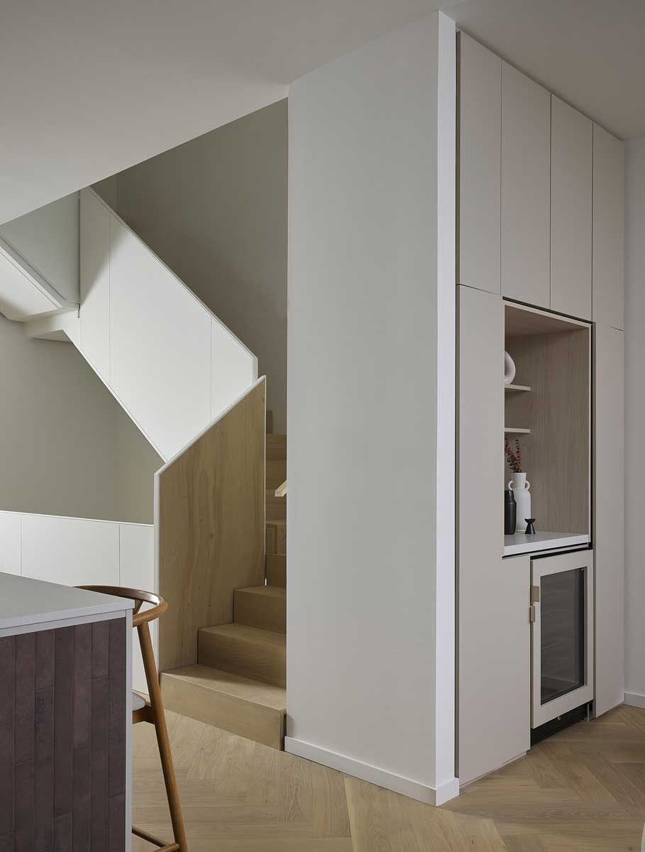 Schodiště jako centrální prvek interiéru propojující jednotlivé úrovně domu přirozeným světlem