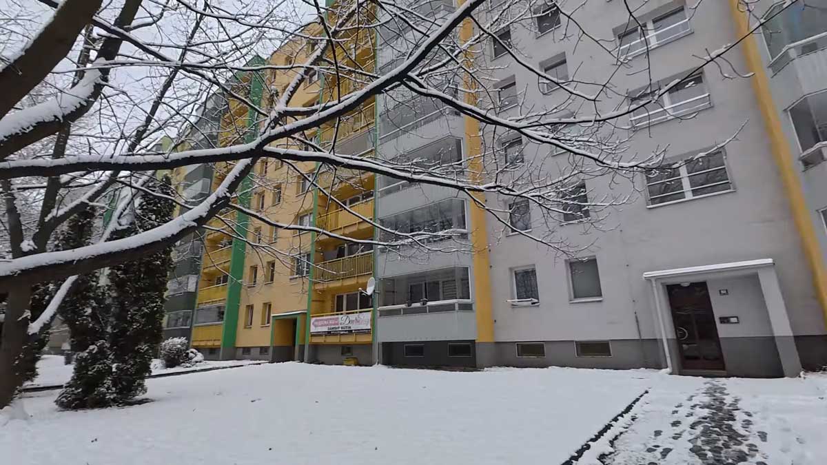 Zasněžené panelové domy v Orlové působí klidně a upraveně i během zimních měsíců.