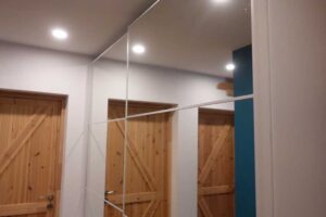 Vestavěná skříň v chodbě po rekonstrukci se zrcadlovými dveřmi