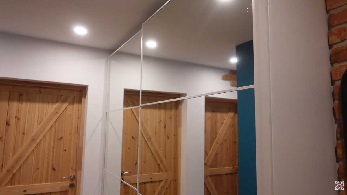 Vestavěná skříň v chodbě po rekonstrukci se zrcadlovými dveřmi