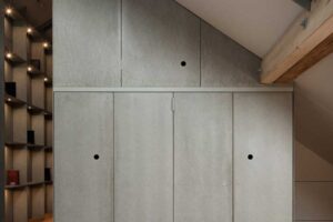 Kuchyně skrytá za posuvnými panely ve stodole