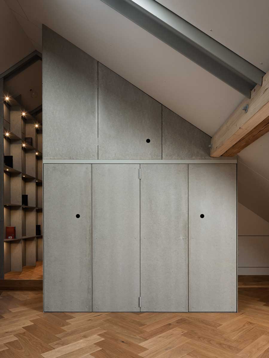 Kuchyně skrytá za posuvnými panely ve stodole