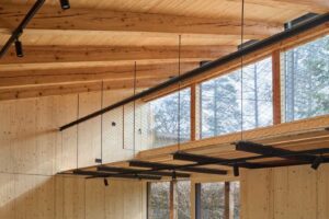 Vestavěné úložné prostory integrované do dřevěného interiéru