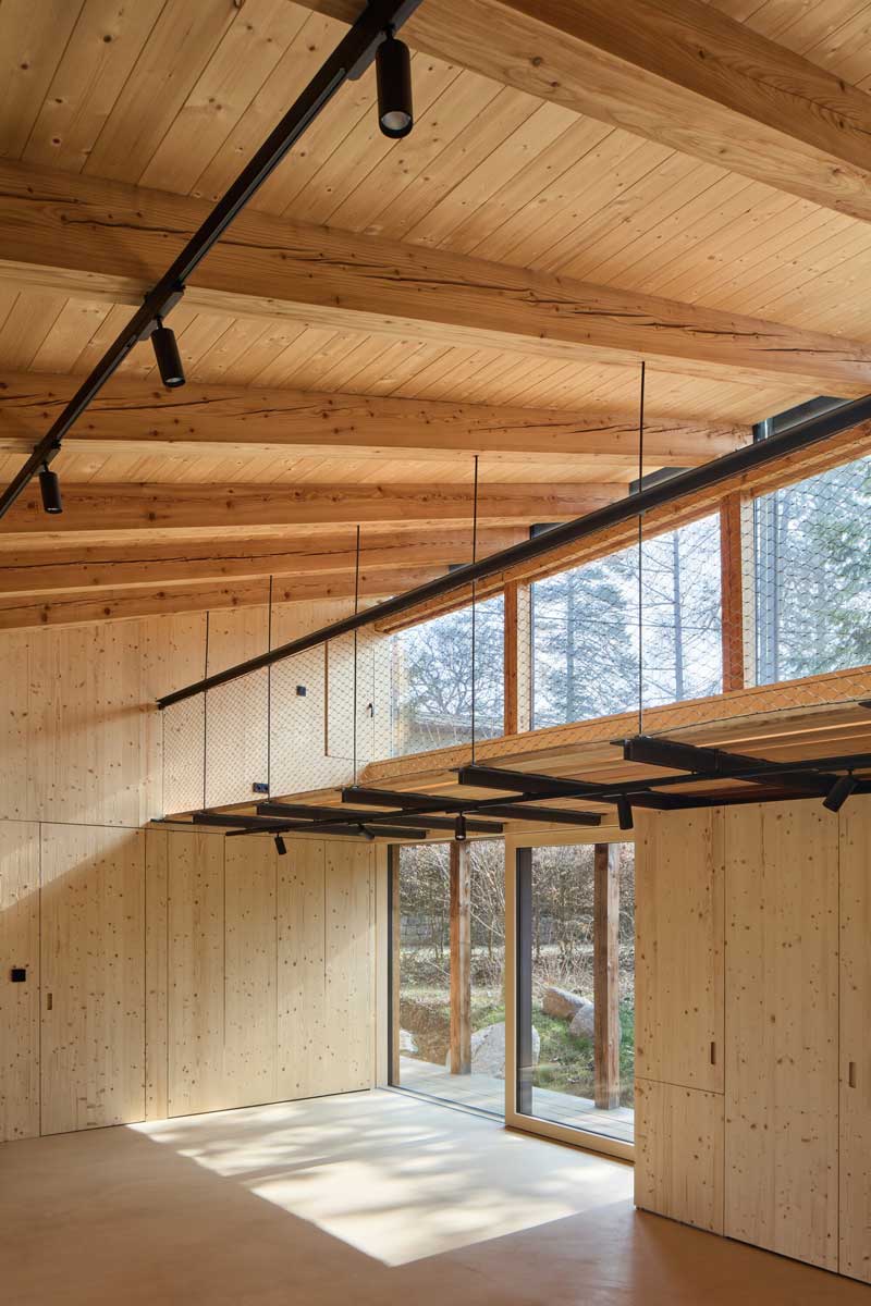 Vestavěné úložné prostory integrované do dřevěného interiéru