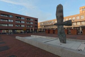 Socha orla na městském náměstí v Orlové připomíná identitu a symboliku města.