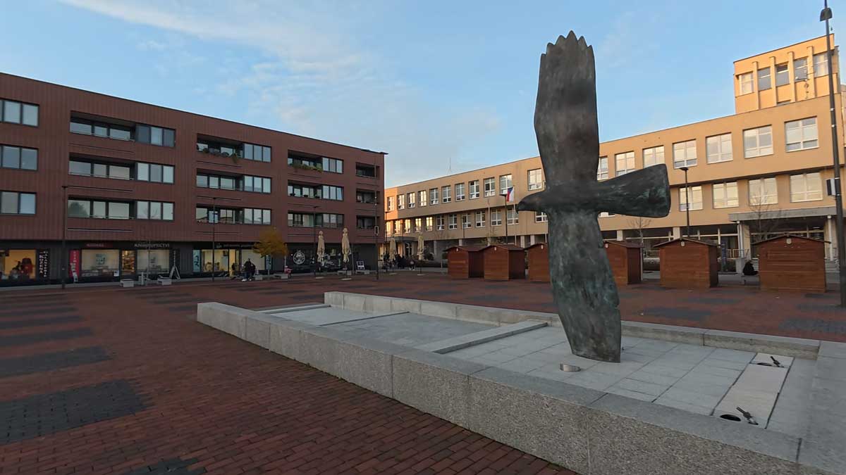 Socha orla na městském náměstí v Orlové připomíná identitu a symboliku města.