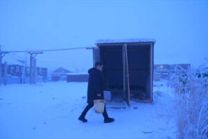 Venkovní toalety v Jakutsku patří k běžné realitě v extrémních mrazech.