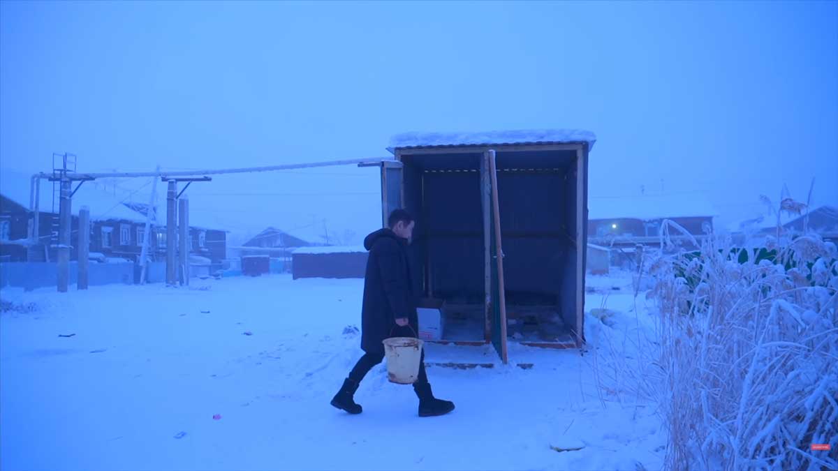Venkovní toalety v Jakutsku patří k běžné realitě v extrémních mrazech.