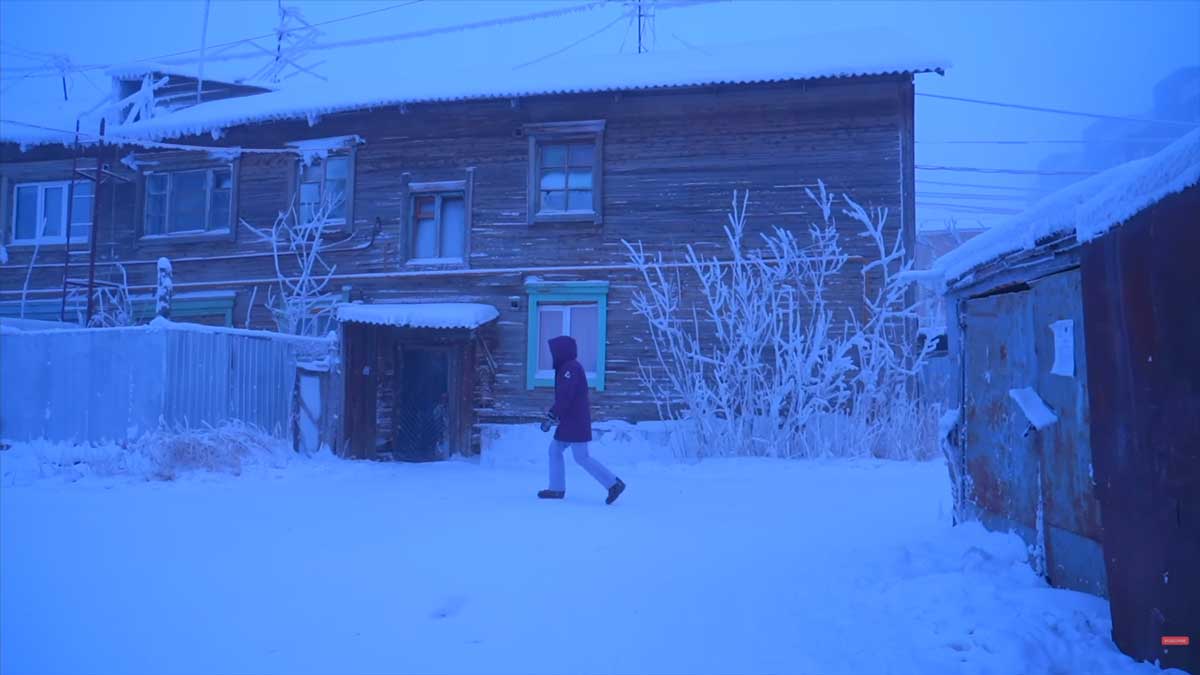 Starší čtvrť Jakutska ukazuje tradiční způsob bydlení přizpůsobený permafrostu.