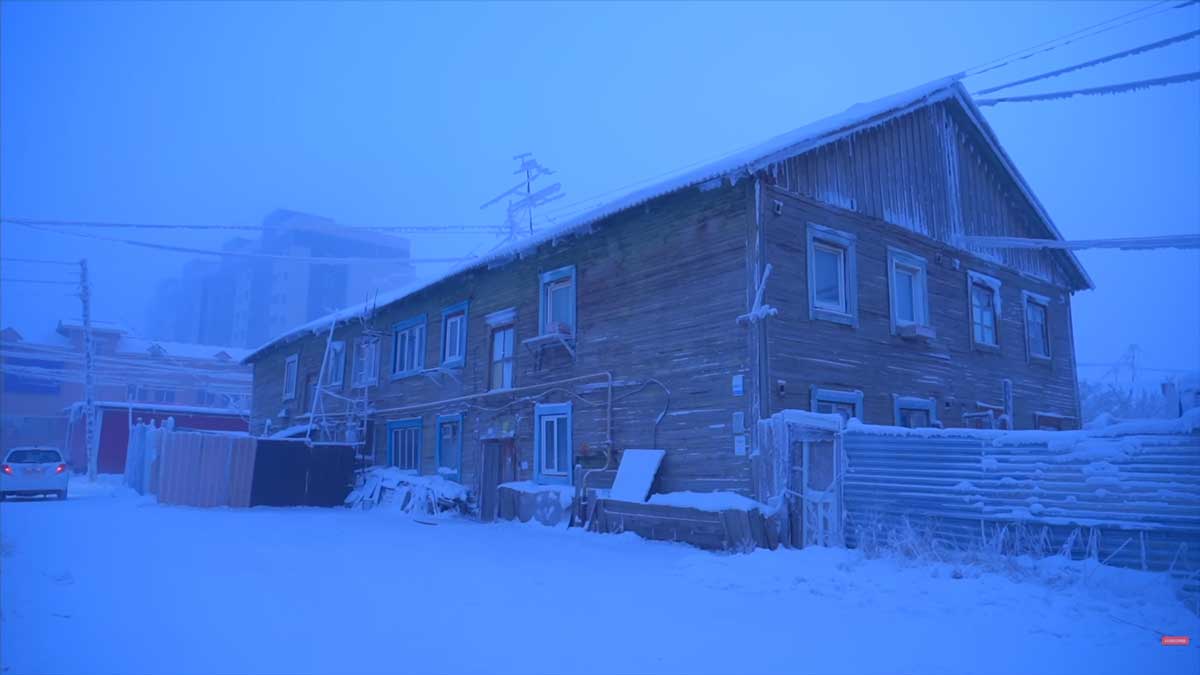 Dřevěná budova na okraji Jakutska připomíná drsné podmínky místního bydlení.
