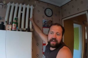 Celkový pohled na původní kuchyň v panelákovém bytě před rekonstrukcí