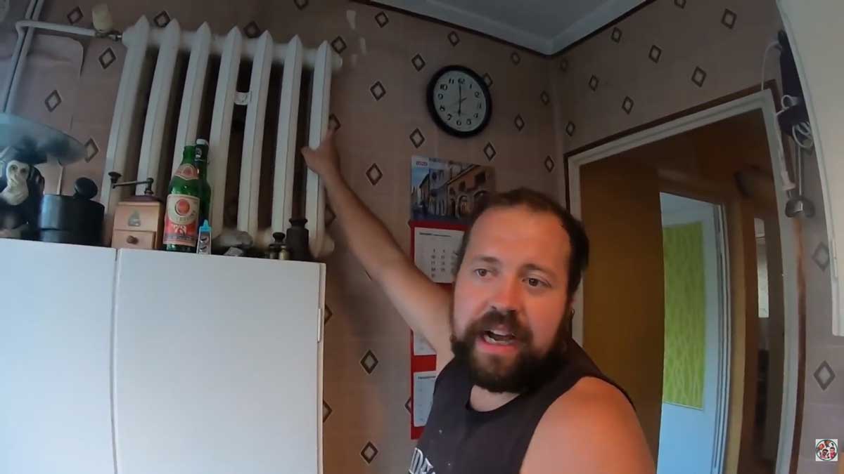 Celkový pohled na původní kuchyň v panelákovém bytě před rekonstrukcí