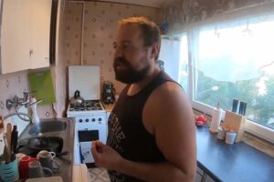 Původní kuchyňská linka v panelákovém bytě před rekonstrukcí, úzký pracovní prostor a zastaralé spotřebiče