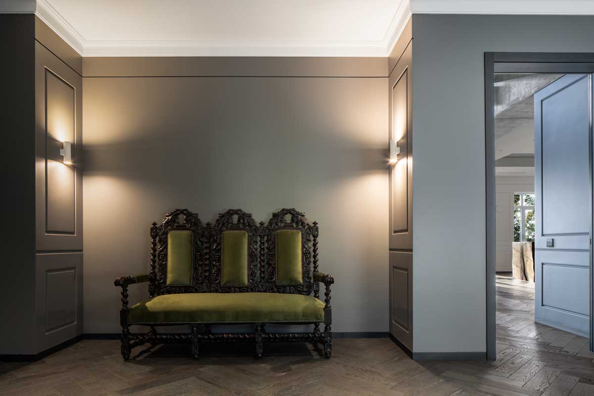 Historická dřevěná lavice ve světlém interiéru s jemným osvětlením