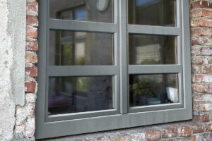 Stare_drevene_okno_s_dodatecnym_hliníkovym_oplastenim_03_foto_zdroj_Institu_zdraveho_bydleni