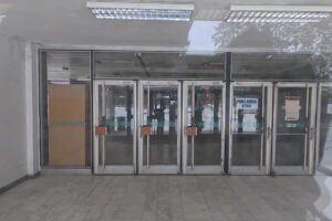 Zavřený vstup do bývalého kina v Orlové připomíná útlum kulturních institucí v minulých letech.