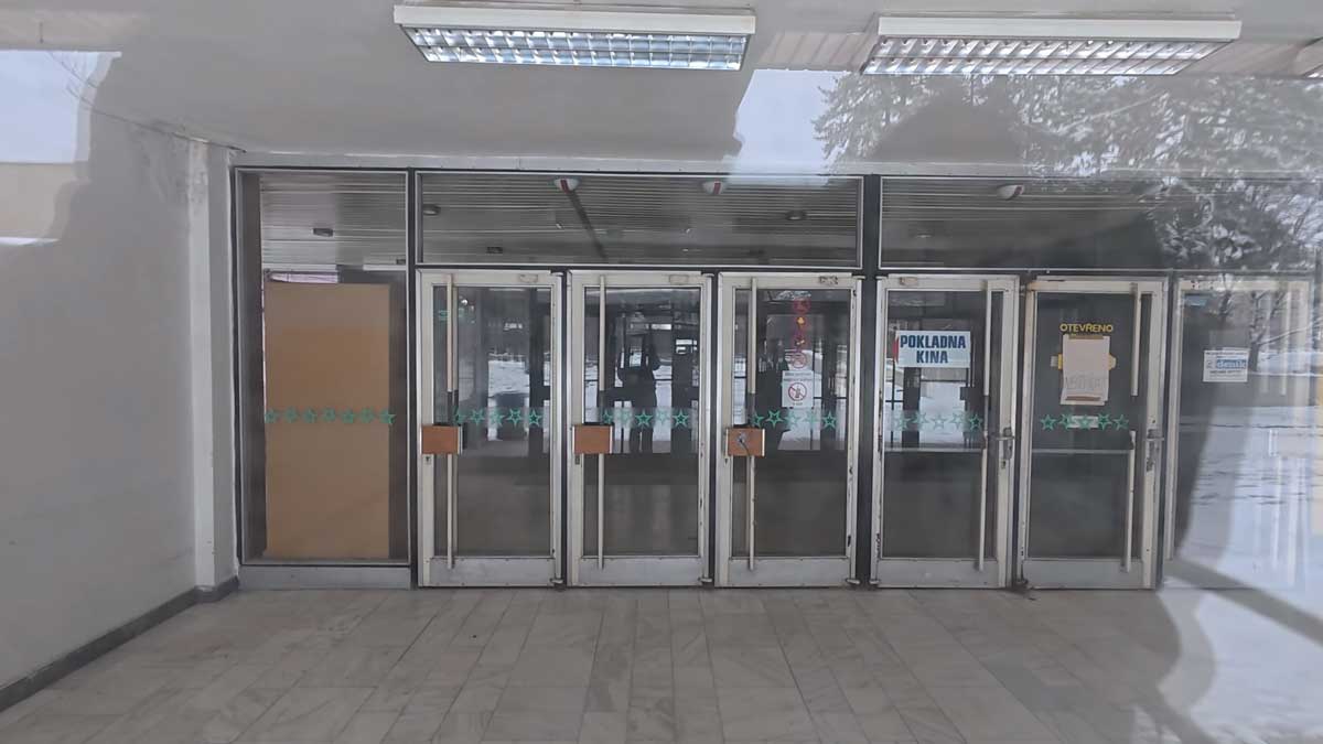 Zavřený vstup do bývalého kina v Orlové připomíná útlum kulturních institucí v minulých letech.