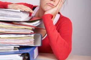 Staré manuály, účtenky a dokumenty patří mezi nejčastější papírový nepořádek v domácnosti.