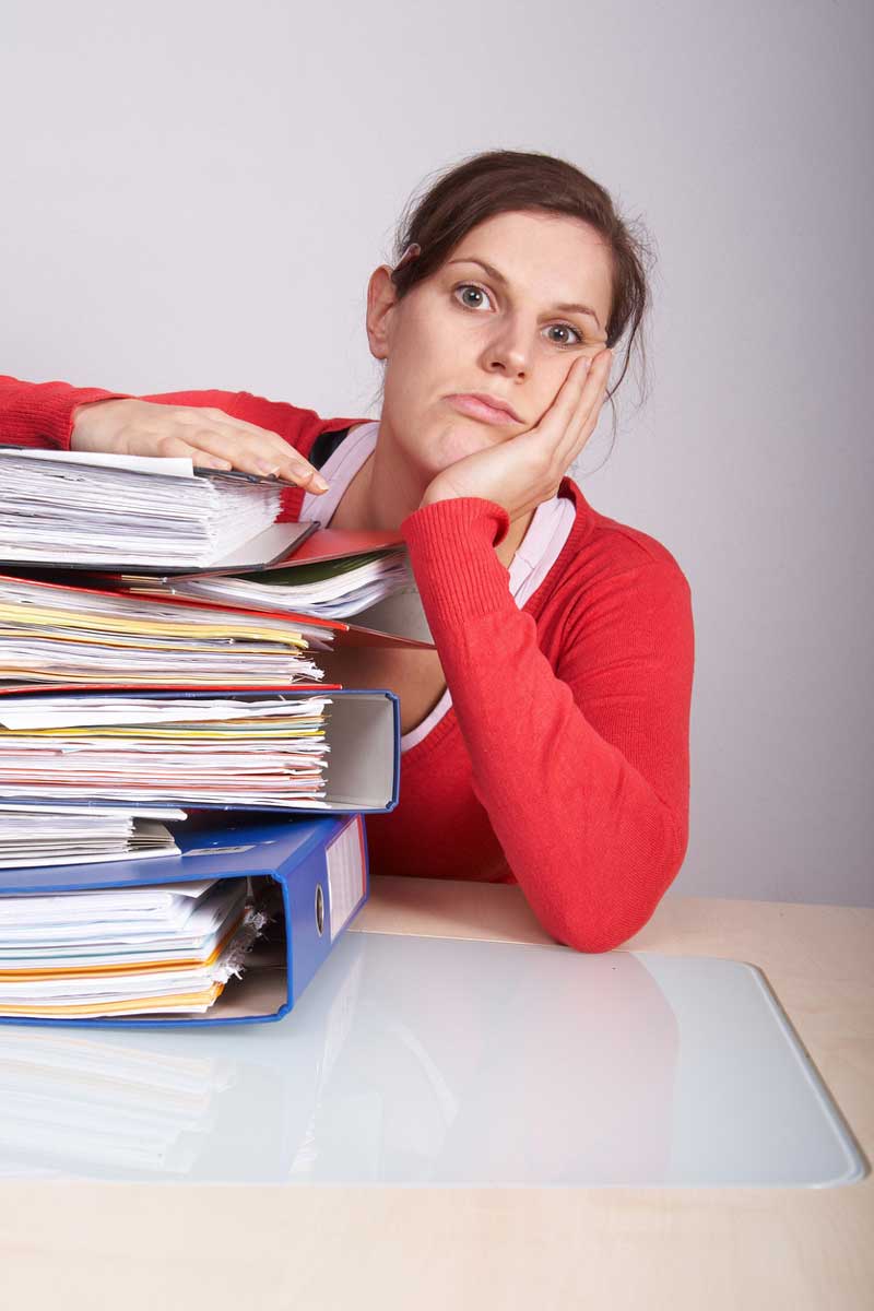 Staré manuály, účtenky a dokumenty patří mezi nejčastější papírový nepořádek v domácnosti.