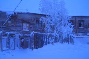 Starý dřevěný dům v Jakutsku stojí na zmrzlé půdě a čelí extrémním teplotám.
