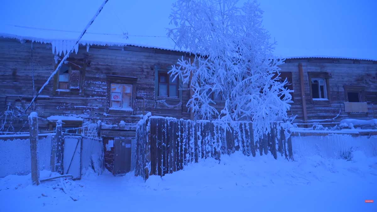 Starý dřevěný dům v Jakutsku stojí na zmrzlé půdě a čelí extrémním teplotám.