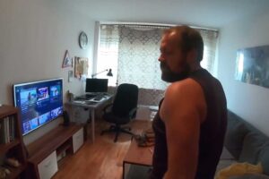 Původní obývací pokoj v panelákovém bytě před rekonstrukcí, základní zařízení a minimum úprav