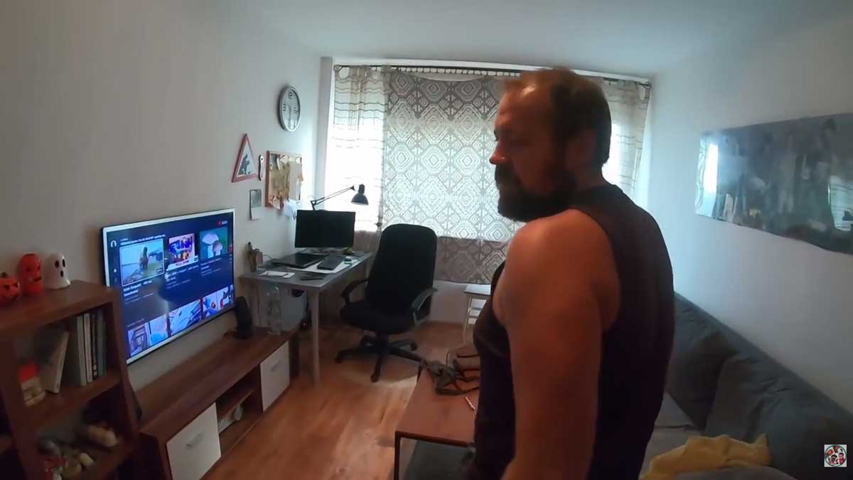 Původní obývací pokoj v panelákovém bytě před rekonstrukcí, základní zařízení a minimum úprav