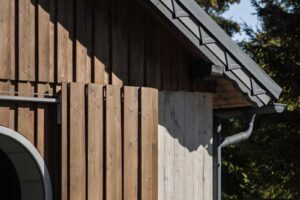 Detail střechy chalupy s falcovanými šablonami a tradičním lemem