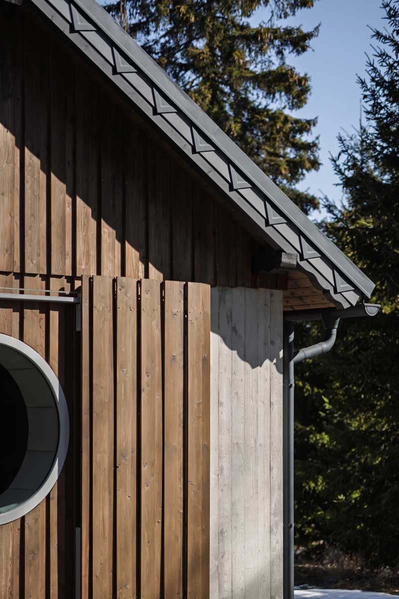 Detail střechy chalupy s falcovanými šablonami a tradičním lemem