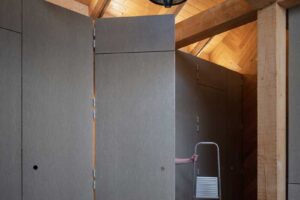 Závěsná svítidla pod krovem ve stodole s dřevěným stropem